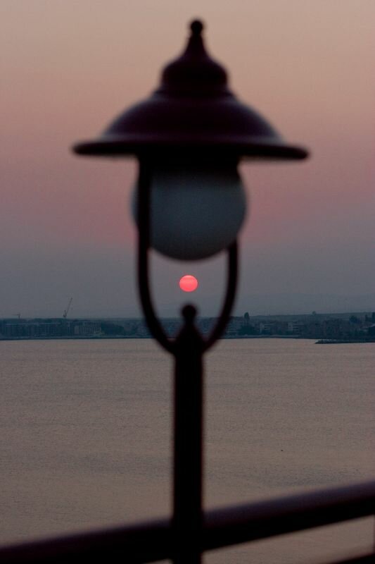 eine Laterne mit Sonnenuntergang