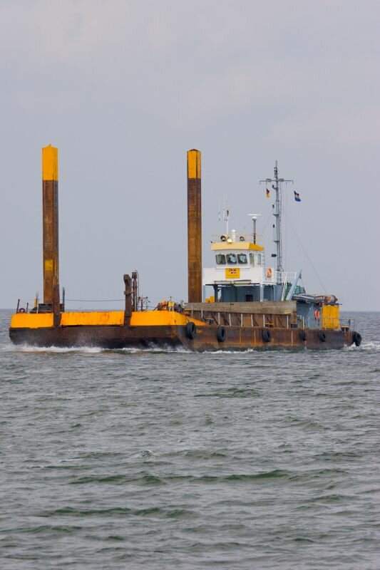 ein Schiff auf dem Bodden ich glaube damit wird Sand rausgespült