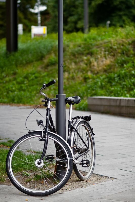 ein Fahrrad an einer Laterne