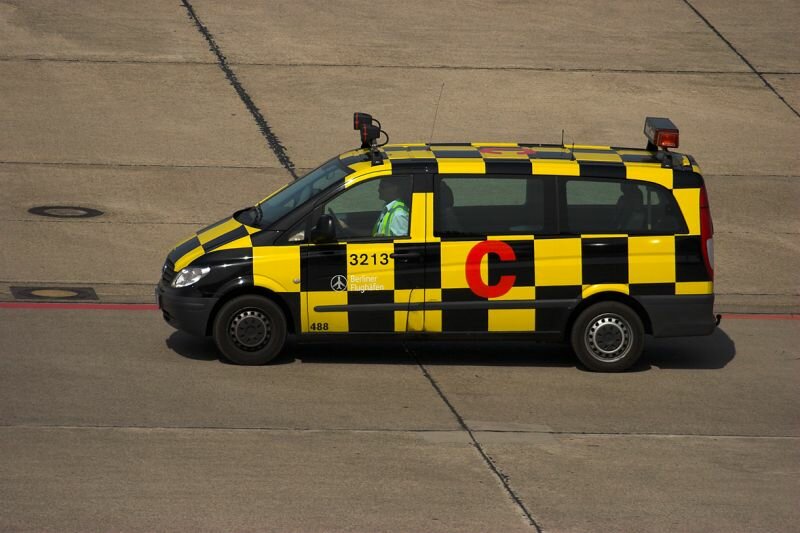 (kein Fluglotse) Marshaller auf dem Flugfeld