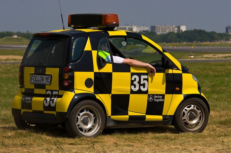 Smart macht cool :-) Ein kleiner Smart als Lotsenauto