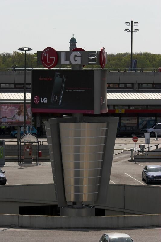 Der Innenraum des Flughafens Tegel mit Parkplätzen