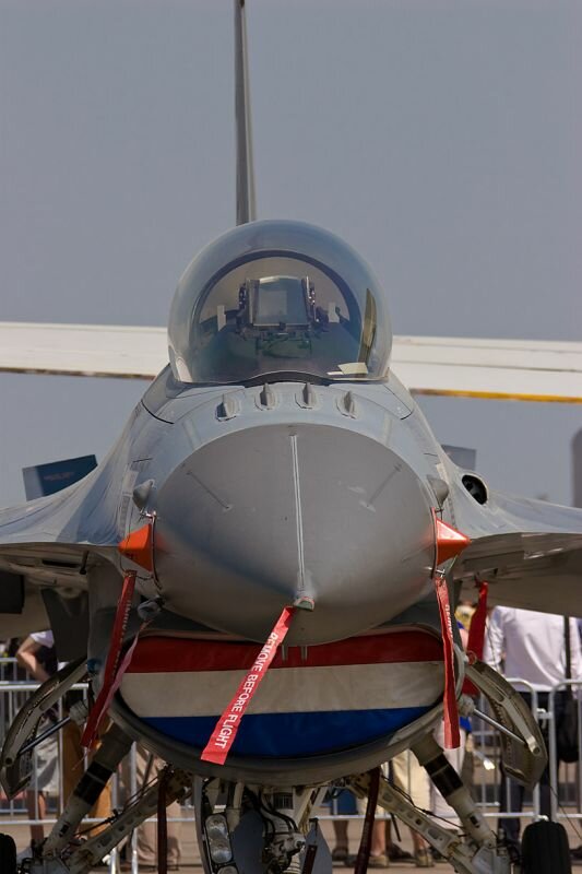 eine F16 von vorne mit Cockpit