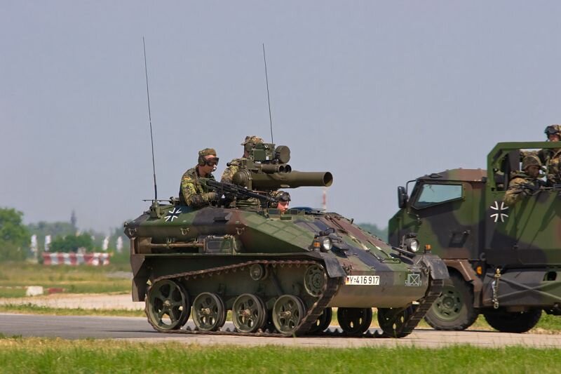 Militärfahrzeug der Bundeswehr (Waffenträger WIESEL und Transportfahrzeug MUNGO)