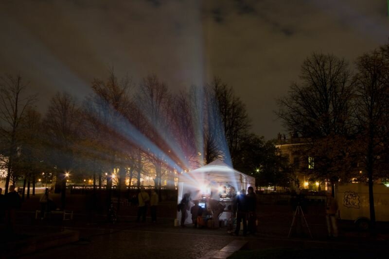 verschiedene Scheinwerfer strahlen den Berliner Dom beim "Festival of Lights 2008" an