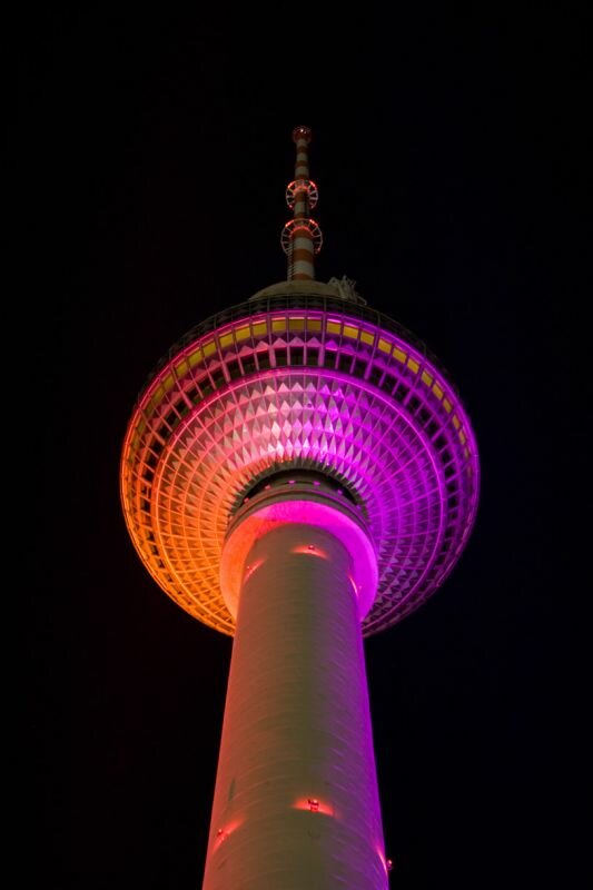 Der Berliner Fernsehturm in pink und orange