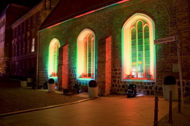 Heillige Geist Kapelle in der St. Wolfgang Straße mit grüner Beleuchtung