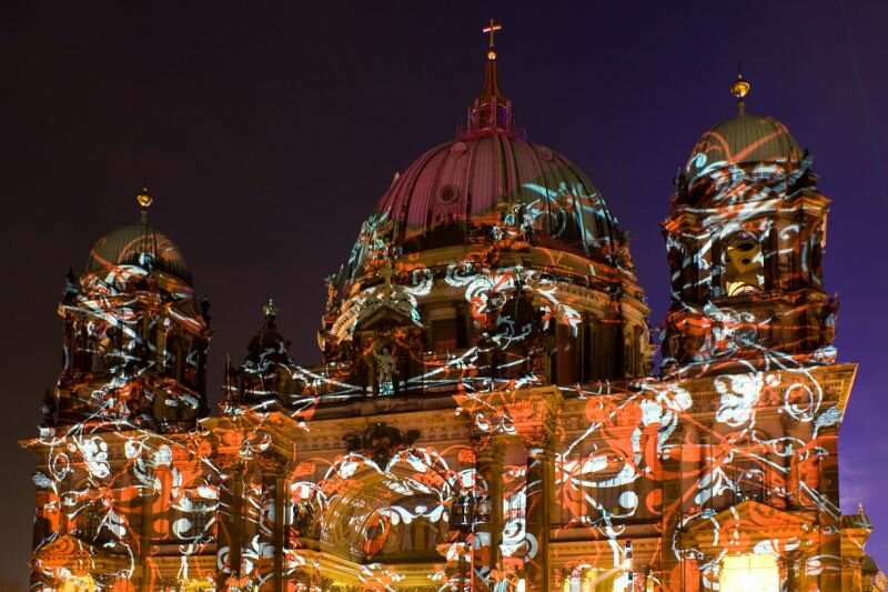 Der Berliner Dom wird beim Festival of Lights mit den verschiedensten Motiven angestrahlt