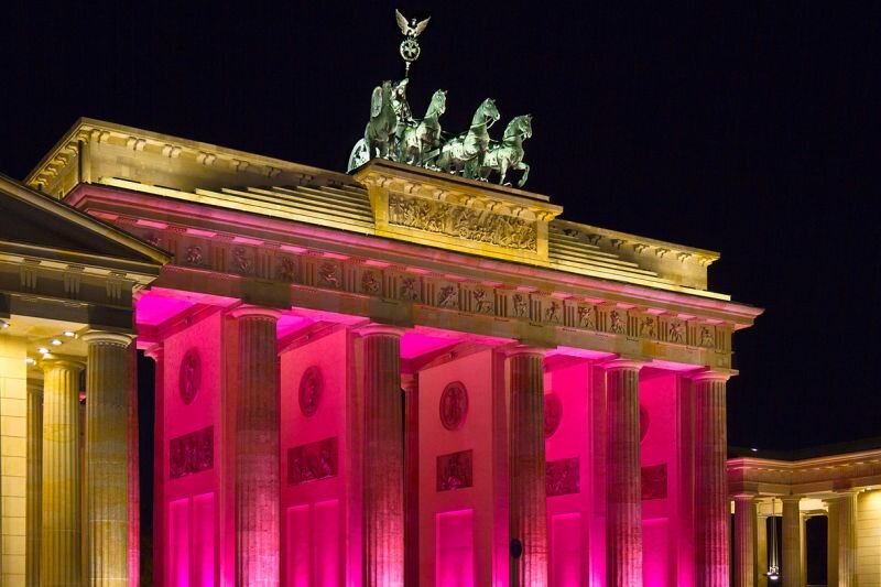 Das Festival of Lights Berlin 2011 das Brandenburger Tor in Pink